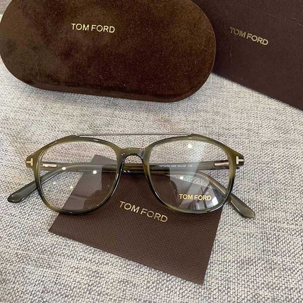 Bảng giá kính gọng nhựa TOM FORD – kính dành cho người tiên phong