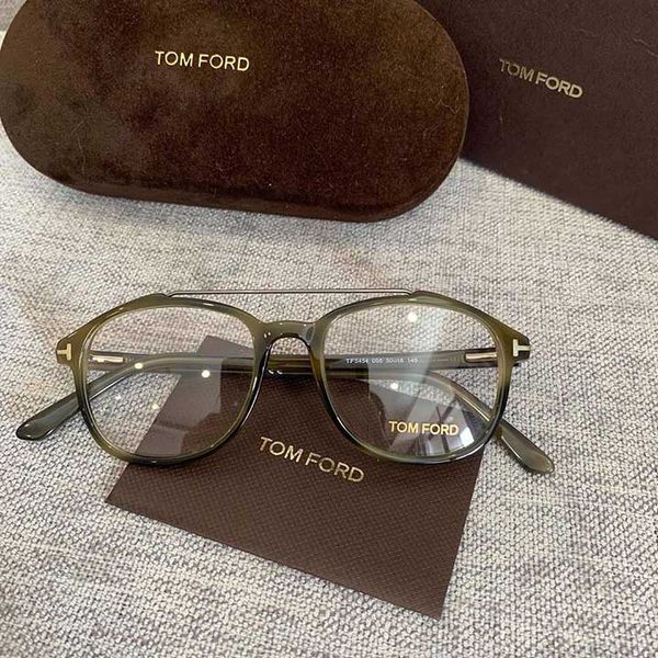 Gọng kính kim loại Tom Ford toát lên vẻ đẹp quý phái cho người sử dụng