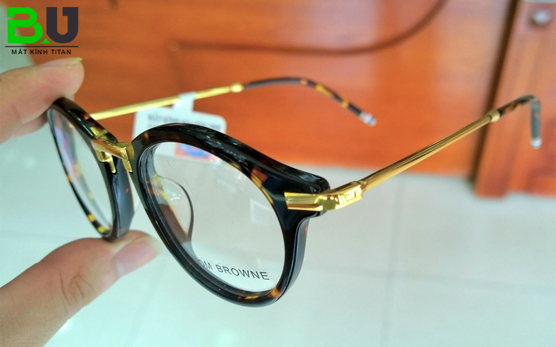 bang-gia-kinh-titan-Thom-Browne-1708