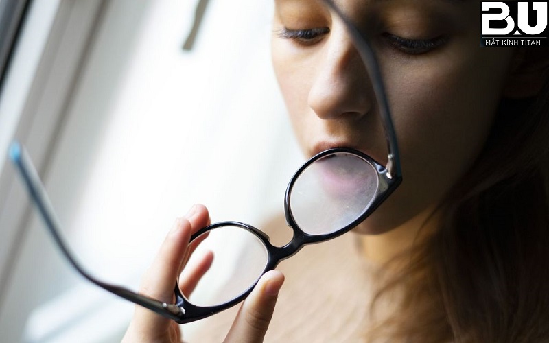 Mẹo kính mắt cực hay giúp làm sạch vết keo trên gọng kính