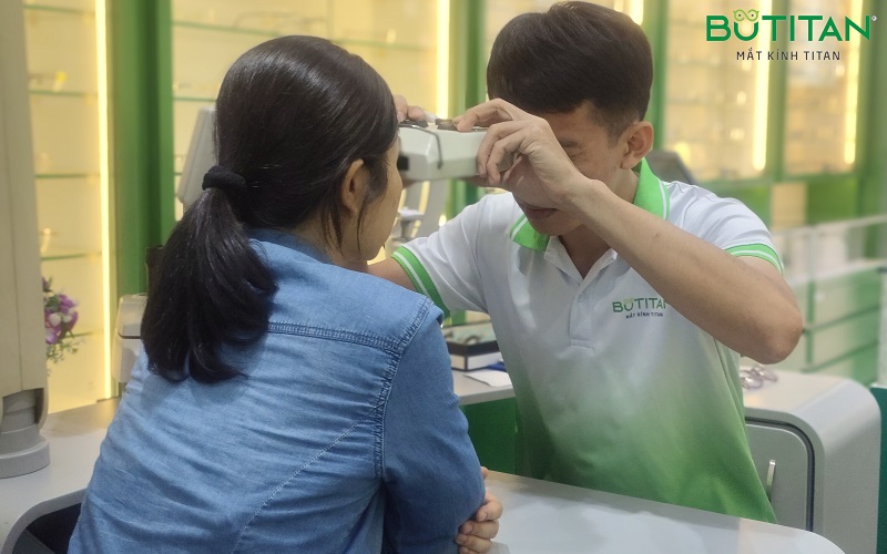 cắt kính cận 0.5 độ bao nhiêu tiền cat-kinh-can-0-5-do-bao-nhieu-tien