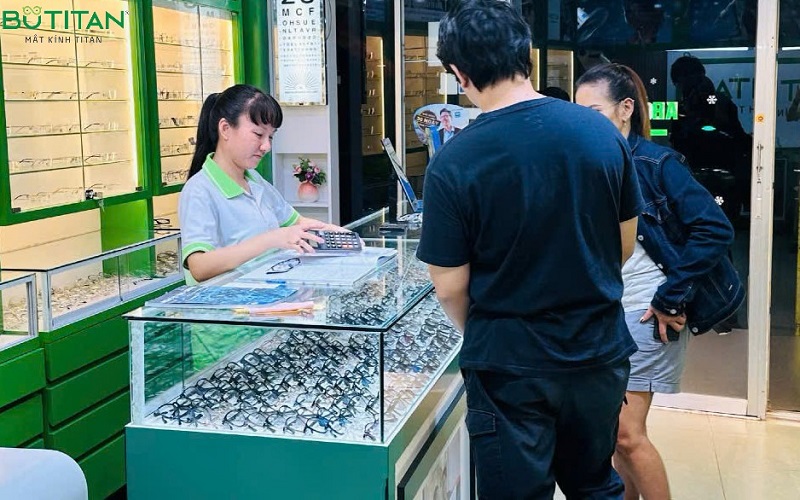 gọng kính bị lệch có sao không gong-kinh-bi-lech-co-sao-khong