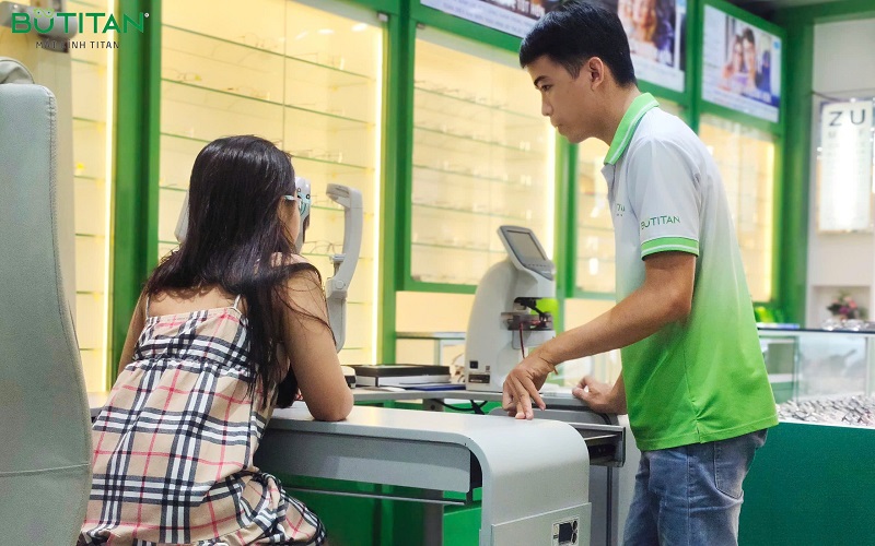 cách nhận biết gọng kính bị lệch cach-nhan-biet-gong-kinh-bi-lech