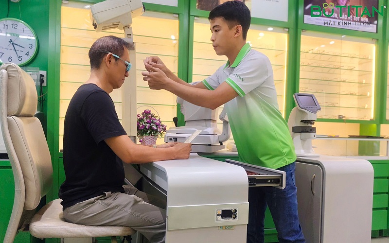 đeo kính cận deo-kinh-can