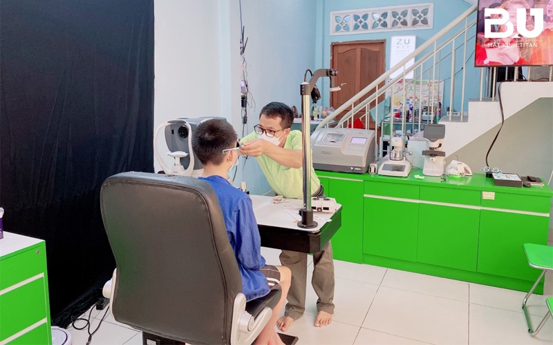 Kỹ thuật viên khúc xạ là gì