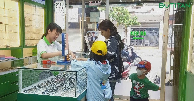 Mắt kính BUTITAN